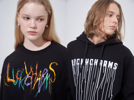 모델들이 럭키참스 의류를 입고 포즈를 취하고 있다.